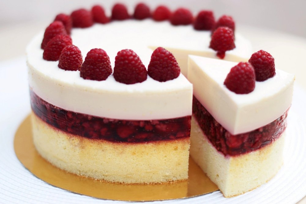 Торт с малиновым конфи