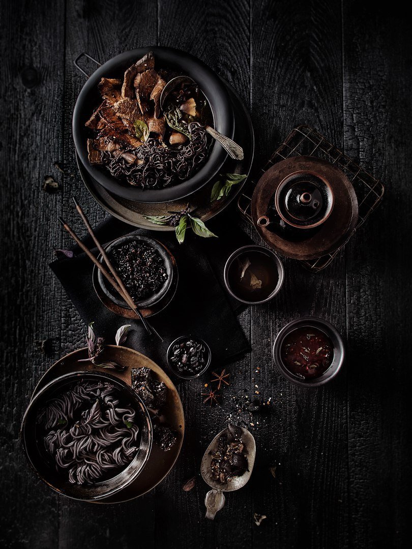 Блюда на темном фоне