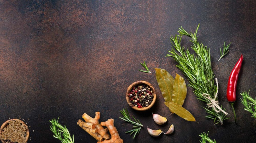 Специи на деревянном фоне