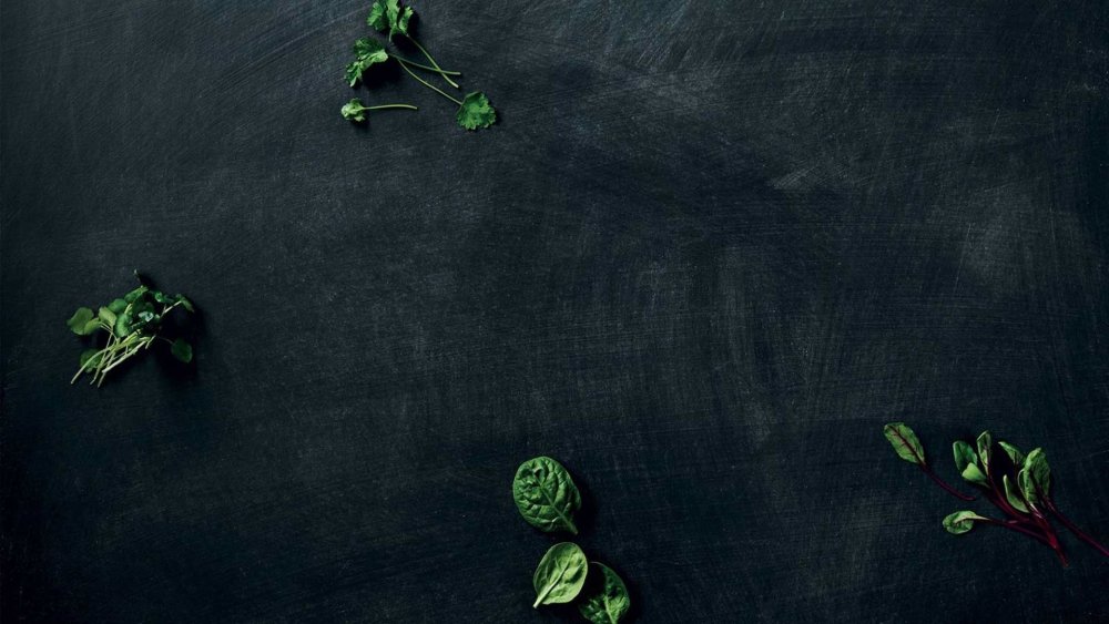 Зелень на черном фоне