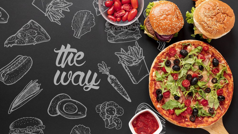 Фаст фуд на черном фоне