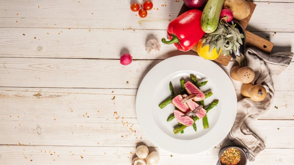 Блюда на деревянном фоне