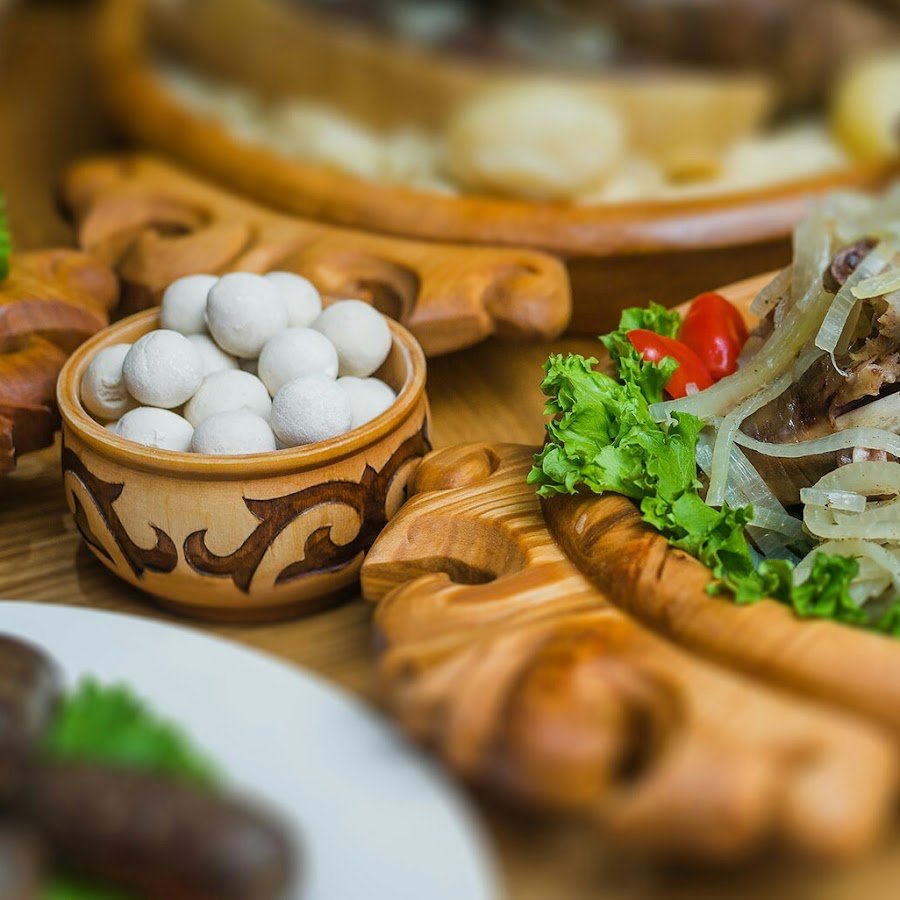 Казахский стол с бешбармаком