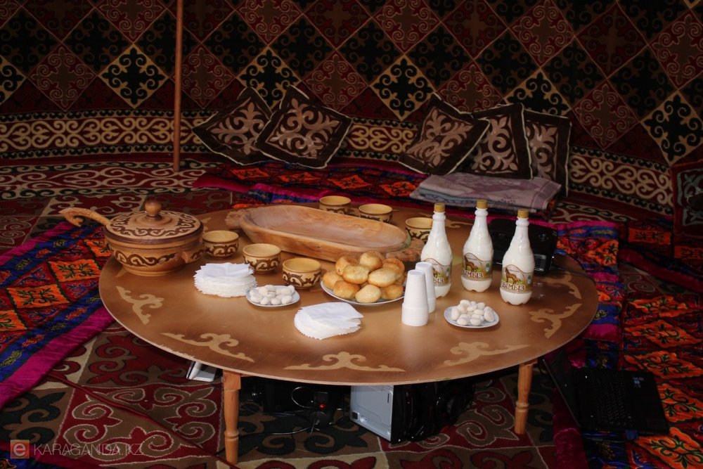 Стол у казахов