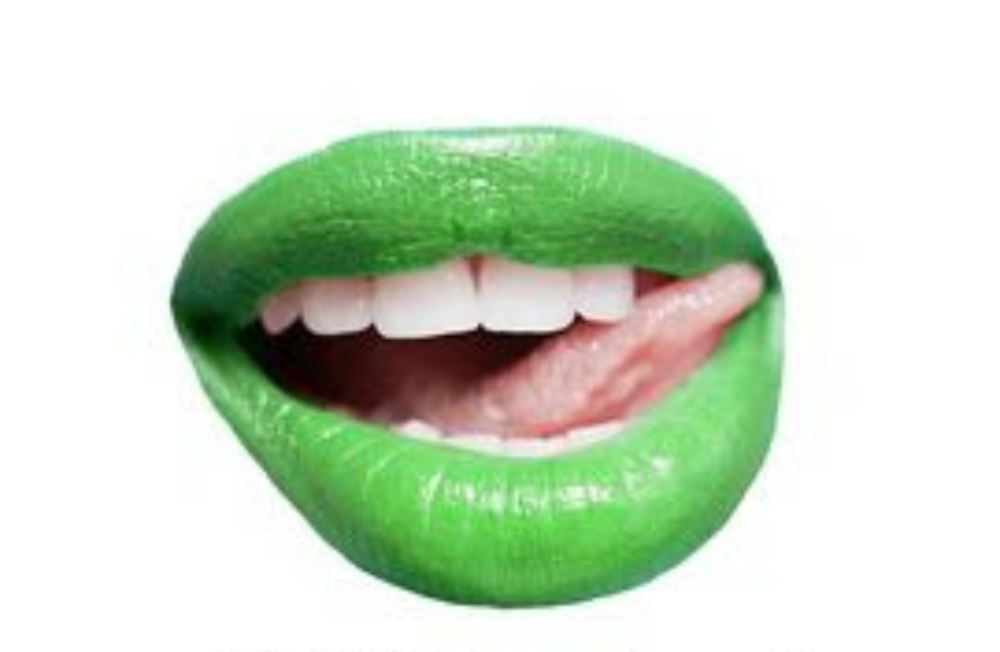 Губы на зеленом фоне