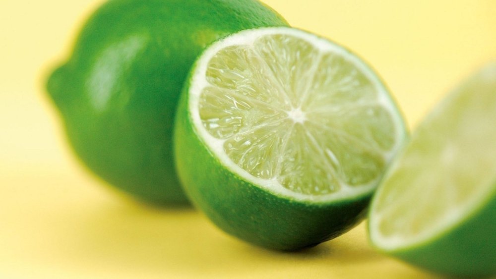 Лайм на зеленом фоне