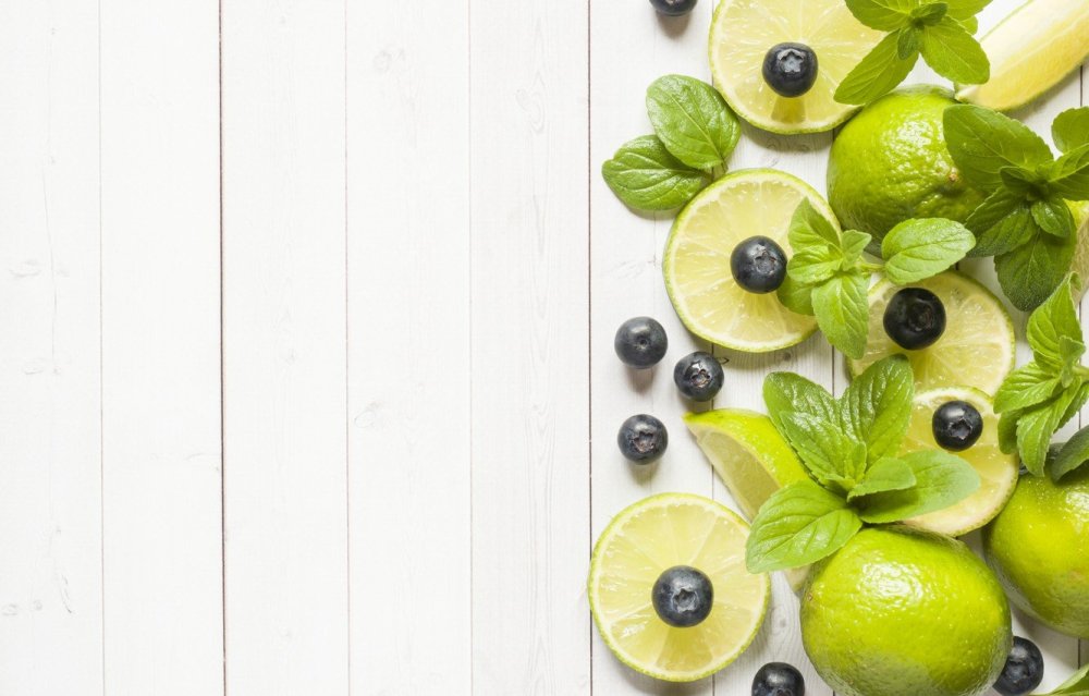 Фрукты на белом деревянном столе вид сверху