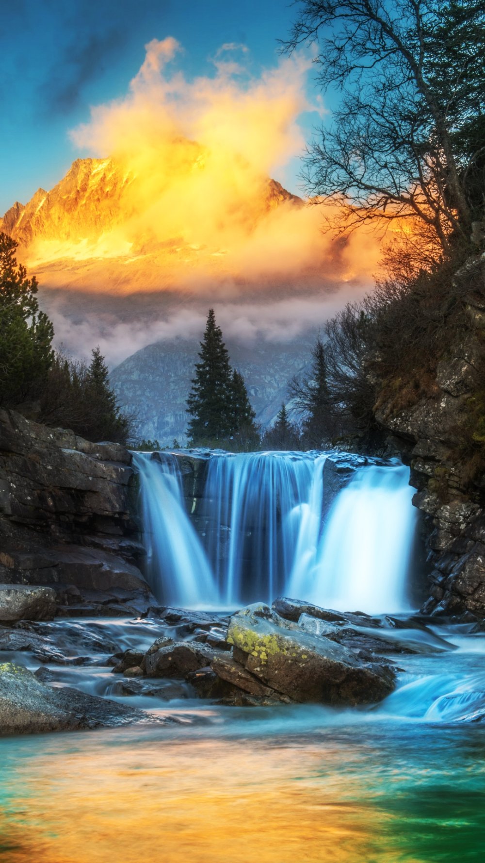 Водопад в горах