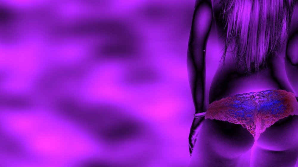 Девушка в фиолетовом