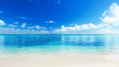 Голубое небо и море