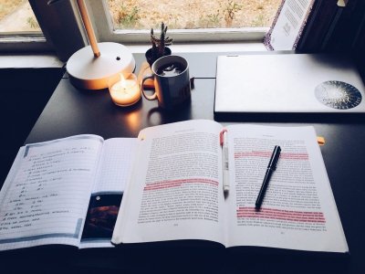 Эстетичный стол для учёбы