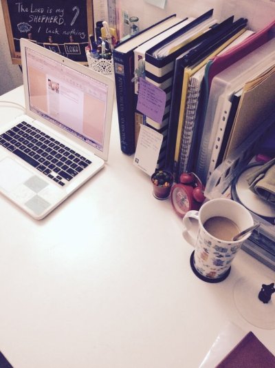 Эстетичный стол для учёбы