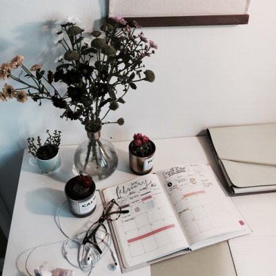 Эстетичный стол для учёбы