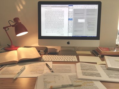 Эстетичный стол для учёбы