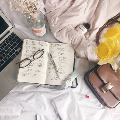 Эстетичный стол с учебниками