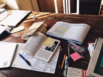 Тетради и книги на столе