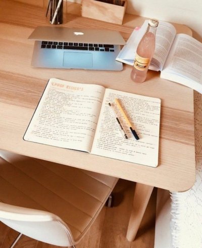 Эстетичный стол для учёбы