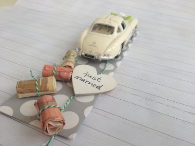 Подарок на свадьбу машинка с деньгами