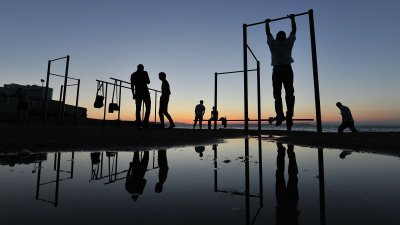 Турник на закате