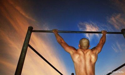 Джейсон Стэтхэм на турнике