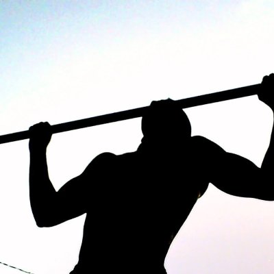 Человек на турнике