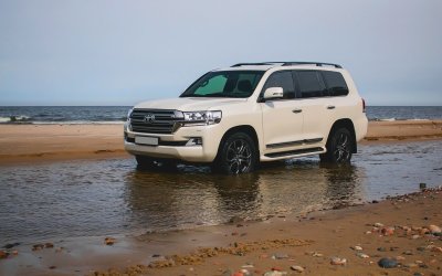 Toyota Land Cruiser 200 белый