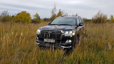 Toyota Land Cruiser 200 в лесу