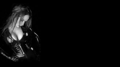 Девушка на черном фоне