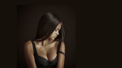 Девушка на темном фоне