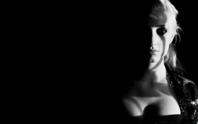 Красивые девушки на черном фоне