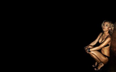 Обои на рабочий стол девушки на черном фоне