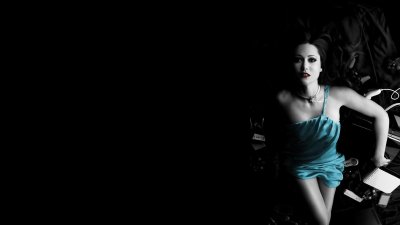 Девушка на темном фоне