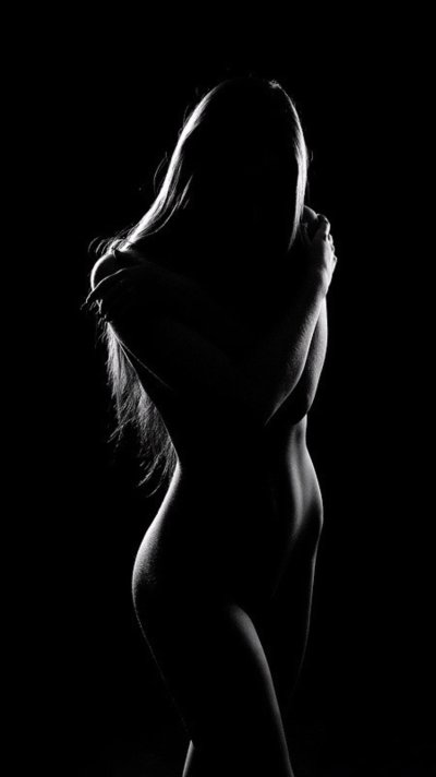 Женский силуэт в темноте