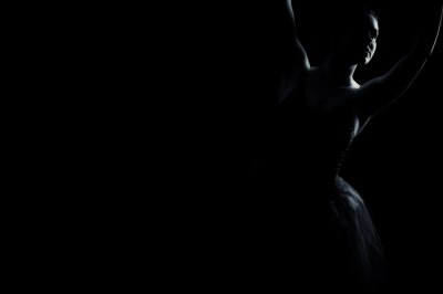 Силуэт на черном фоне