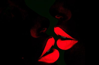 Красные губы на черном фоне