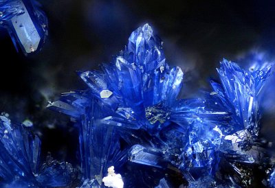 Кристалл голубой минерал