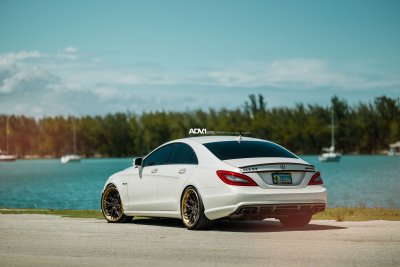 Мерседес банан CLS 63
