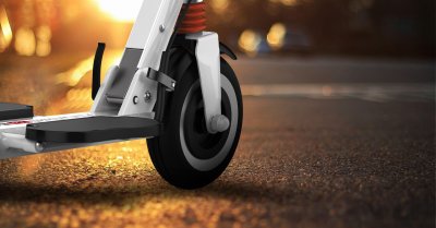 Самокат валяется на дороге