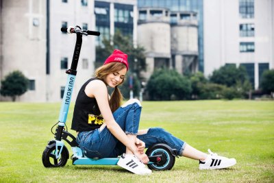 Девушка на самокате