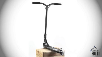 Самокат на красивом фоне