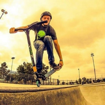 Райдер на трюковом самокате