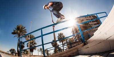 Прыжок на самокате трюковом