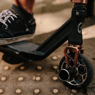 Трюки на самокате стрит