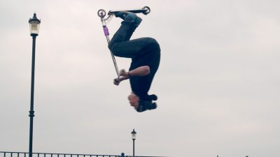 Прыжок на самокате