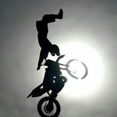 Стант на кроссовом мотоцикле