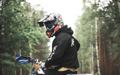 Парень в шлеме