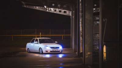 Лада Приора белая ночью