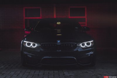 BMW m5 f90 с красными фарами