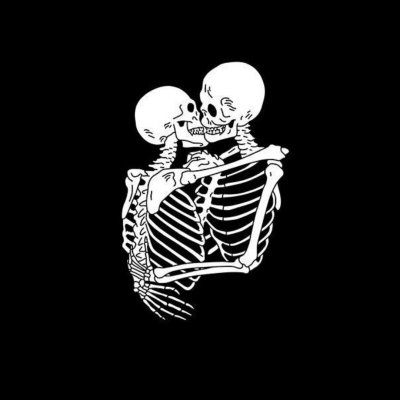 Скелет обнимает