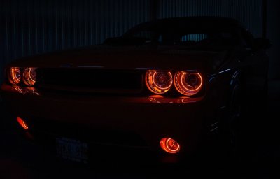 Додж Челленджер с красными фарами
